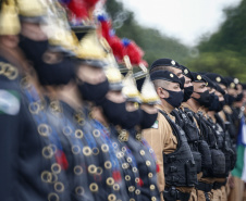 O governador Carlos Massa Ratinho Junior participou nesta sexta-feira (12) da cerimônia de posse do coronel Hudson Leôncio Teixeira como Comandante-Geral da Polícia Militar do Paraná. O ex-comandante, coronel Péricles de Matos, foi para a reserva remunerada da corporação. A cerimônia aconteceu na Academia Militar do Guatupê, em São José dos Pinhais, na Região Metropolitana de Curitiba.