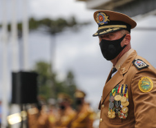 O governador Carlos Massa Ratinho Junior participou nesta sexta-feira (12) da cerimônia de posse do coronel Hudson Leôncio Teixeira como Comandante-Geral da Polícia Militar do Paraná. O ex-comandante, coronel Péricles de Matos, foi para a reserva remunerada da corporação. A cerimônia aconteceu na Academia Militar do Guatupê, em São José dos Pinhais, na Região Metropolitana de Curitiba.