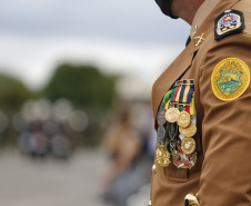 O governador Carlos Massa Ratinho Junior participou nesta sexta-feira (12) da cerimônia de posse do coronel Hudson Leôncio Teixeira como Comandante-Geral da Polícia Militar do Paraná. O ex-comandante, coronel Péricles de Matos, foi para a reserva remunerada da corporação. A cerimônia aconteceu na Academia Militar do Guatupê, em São José dos Pinhais, na Região Metropolitana de Curitiba.