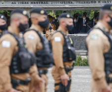 O governador Carlos Massa Ratinho Junior participou nesta sexta-feira (12) da cerimônia de posse do coronel Hudson Leôncio Teixeira como Comandante-Geral da Polícia Militar do Paraná. O ex-comandante, coronel Péricles de Matos, foi para a reserva remunerada da corporação. A cerimônia aconteceu na Academia Militar do Guatupê, em São José dos Pinhais, na Região Metropolitana de Curitiba.