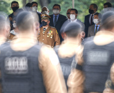 O governador Carlos Massa Ratinho Junior participou nesta sexta-feira (12) da cerimônia de posse do coronel Hudson Leôncio Teixeira como Comandante-Geral da Polícia Militar do Paraná. O ex-comandante, coronel Péricles de Matos, foi para a reserva remunerada da corporação. A cerimônia aconteceu na Academia Militar do Guatupê, em São José dos Pinhais, na Região Metropolitana de Curitiba.