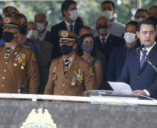 O governador Carlos Massa Ratinho Junior participou nesta sexta-feira (12) da cerimônia de posse do coronel Hudson Leôncio Teixeira como Comandante-Geral da Polícia Militar do Paraná. O ex-comandante, coronel Péricles de Matos, foi para a reserva remunerada da corporação. A cerimônia aconteceu na Academia Militar do Guatupê, em São José dos Pinhais, na Região Metropolitana de Curitiba.
