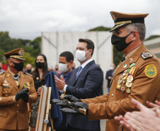 O governador Carlos Massa Ratinho Junior participou nesta sexta-feira (12) da cerimônia de posse do coronel Hudson Leôncio Teixeira como Comandante-Geral da Polícia Militar do Paraná. O ex-comandante, coronel Péricles de Matos, foi para a reserva remunerada da corporação. A cerimônia aconteceu na Academia Militar do Guatupê, em São José dos Pinhais, na Região Metropolitana de Curitiba.