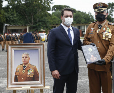 O governador Carlos Massa Ratinho Junior participou nesta sexta-feira (12) da cerimônia de posse do coronel Hudson Leôncio Teixeira como Comandante-Geral da Polícia Militar do Paraná. O ex-comandante, coronel Péricles de Matos, foi para a reserva remunerada da corporação. A cerimônia aconteceu na Academia Militar do Guatupê, em São José dos Pinhais, na Região Metropolitana de Curitiba.
