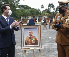 O governador Carlos Massa Ratinho Junior participou nesta sexta-feira (12) da cerimônia de posse do coronel Hudson Leôncio Teixeira como Comandante-Geral da Polícia Militar do Paraná. O ex-comandante, coronel Péricles de Matos, foi para a reserva remunerada da corporação. A cerimônia aconteceu na Academia Militar do Guatupê, em São José dos Pinhais, na Região Metropolitana de Curitiba.