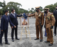 O governador Carlos Massa Ratinho Junior participou nesta sexta-feira (12) da cerimônia de posse do coronel Hudson Leôncio Teixeira como Comandante-Geral da Polícia Militar do Paraná. O ex-comandante, coronel Péricles de Matos, foi para a reserva remunerada da corporação. A cerimônia aconteceu na Academia Militar do Guatupê, em São José dos Pinhais, na Região Metropolitana de Curitiba.