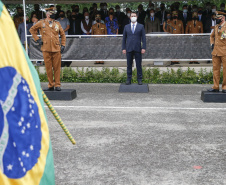 O governador Carlos Massa Ratinho Junior participou nesta sexta-feira (12) da cerimônia de posse do coronel Hudson Leôncio Teixeira como Comandante-Geral da Polícia Militar do Paraná. O ex-comandante, coronel Péricles de Matos, foi para a reserva remunerada da corporação. A cerimônia aconteceu na Academia Militar do Guatupê, em São José dos Pinhais, na Região Metropolitana de Curitiba.