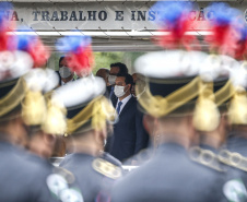 O governador Carlos Massa Ratinho Junior participou nesta sexta-feira (12) da cerimônia de posse do coronel Hudson Leôncio Teixeira como Comandante-Geral da Polícia Militar do Paraná. O ex-comandante, coronel Péricles de Matos, foi para a reserva remunerada da corporação. A cerimônia aconteceu na Academia Militar do Guatupê, em São José dos Pinhais, na Região Metropolitana de Curitiba.