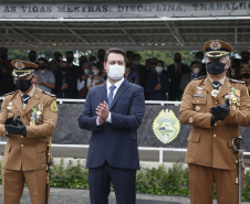 O governador Carlos Massa Ratinho Junior participou nesta sexta-feira (12) da cerimônia de posse do coronel Hudson Leôncio Teixeira como Comandante-Geral da Polícia Militar do Paraná. O ex-comandante, coronel Péricles de Matos, foi para a reserva remunerada da corporação. A cerimônia aconteceu na Academia Militar do Guatupê, em São José dos Pinhais, na Região Metropolitana de Curitiba.