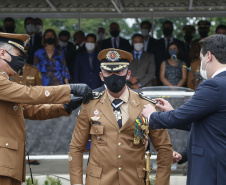 O governador Carlos Massa Ratinho Junior participou nesta sexta-feira (12) da cerimônia de posse do coronel Hudson Leôncio Teixeira como Comandante-Geral da Polícia Militar do Paraná. O ex-comandante, coronel Péricles de Matos, foi para a reserva remunerada da corporação. A cerimônia aconteceu na Academia Militar do Guatupê, em São José dos Pinhais, na Região Metropolitana de Curitiba.
