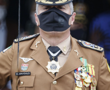 O governador Carlos Massa Ratinho Junior participou nesta sexta-feira (12) da cerimônia de posse do coronel Hudson Leôncio Teixeira como Comandante-Geral da Polícia Militar do Paraná. O ex-comandante, coronel Péricles de Matos, foi para a reserva remunerada da corporação. A cerimônia aconteceu na Academia Militar do Guatupê, em São José dos Pinhais, na Região Metropolitana de Curitiba.