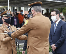 O governador Carlos Massa Ratinho Junior participou nesta sexta-feira (12) da cerimônia de posse do coronel Hudson Leôncio Teixeira como Comandante-Geral da Polícia Militar do Paraná. O ex-comandante, coronel Péricles de Matos, foi para a reserva remunerada da corporação. A cerimônia aconteceu na Academia Militar do Guatupê, em São José dos Pinhais, na Região Metropolitana de Curitiba.