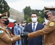 O governador Carlos Massa Ratinho Junior participou nesta sexta-feira (12) da cerimônia de posse do coronel Hudson Leôncio Teixeira como Comandante-Geral da Polícia Militar do Paraná. O ex-comandante, coronel Péricles de Matos, foi para a reserva remunerada da corporação. A cerimônia aconteceu na Academia Militar do Guatupê, em São José dos Pinhais, na Região Metropolitana de Curitiba.