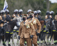 O governador Carlos Massa Ratinho Junior participou nesta sexta-feira (12) da cerimônia de posse do coronel Hudson Leôncio Teixeira como Comandante-Geral da Polícia Militar do Paraná. O ex-comandante, coronel Péricles de Matos, foi para a reserva remunerada da corporação. A cerimônia aconteceu na Academia Militar do Guatupê, em São José dos Pinhais, na Região Metropolitana de Curitiba.