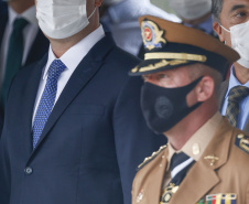 O governador Carlos Massa Ratinho Junior participou nesta sexta-feira (12) da cerimônia de posse do coronel Hudson Leôncio Teixeira como Comandante-Geral da Polícia Militar do Paraná. O ex-comandante, coronel Péricles de Matos, foi para a reserva remunerada da corporação. A cerimônia aconteceu na Academia Militar do Guatupê, em São José dos Pinhais, na Região Metropolitana de Curitiba.