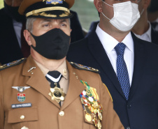 O governador Carlos Massa Ratinho Junior participou nesta sexta-feira (12) da cerimônia de posse do coronel Hudson Leôncio Teixeira como Comandante-Geral da Polícia Militar do Paraná. O ex-comandante, coronel Péricles de Matos, foi para a reserva remunerada da corporação. A cerimônia aconteceu na Academia Militar do Guatupê, em São José dos Pinhais, na Região Metropolitana de Curitiba.
