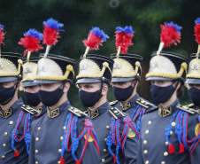 O governador Carlos Massa Ratinho Junior participou nesta sexta-feira (12) da cerimônia de posse do coronel Hudson Leôncio Teixeira como Comandante-Geral da Polícia Militar do Paraná. O ex-comandante, coronel Péricles de Matos, foi para a reserva remunerada da corporação. A cerimônia aconteceu na Academia Militar do Guatupê, em São José dos Pinhais, na Região Metropolitana de Curitiba.