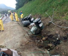 O Instituto Água e Terra (IAT) acompanhou, já nas primeiras horas, o acidente ambiental ocorrido no sábado (13) na BR-376, km 679 + 100m, em Guaratuba, pista sentido Sul, onde um caminhão que transportava produto químico tombou e derramou grande parte de sua carga, atingindo o rio São João.  -  Foto: Divulgação IAT