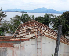 Engenheiros da Cohapar retomaram neste ano o trabalho de fiscalização das obras de reformas de escolas paranaenses. A iniciativa faz parte de um termo de cooperação técnica firmado em 2019 pela companhia com o Instituto Paranaense de Desenvolvimento Educacional (Fundepar), vinculado à Secretaria de Estado da Educação, e já abrange ações de melhorias em 101 unidades da rede estadual de ensino. 