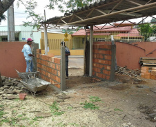 Engenheiros da Cohapar retomaram neste ano o trabalho de fiscalização das obras de reformas de escolas paranaenses. A iniciativa faz parte de um termo de cooperação técnica firmado em 2019 pela companhia com o Instituto Paranaense de Desenvolvimento Educacional (Fundepar), vinculado à Secretaria de Estado da Educação, e já abrange ações de melhorias em 101 unidades da rede estadual de ensino. 