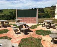 Engenheiros da Cohapar retomaram neste ano o trabalho de fiscalização das obras de reformas de escolas paranaenses. A iniciativa faz parte de um termo de cooperação técnica firmado em 2019 pela companhia com o Instituto Paranaense de Desenvolvimento Educacional (Fundepar), vinculado à Secretaria de Estado da Educação, e já abrange ações de melhorias em 101 unidades da rede estadual de ensino. 