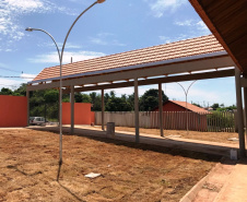 Engenheiros da Cohapar retomaram neste ano o trabalho de fiscalização das obras de reformas de escolas paranaenses. A iniciativa faz parte de um termo de cooperação técnica firmado em 2019 pela companhia com o Instituto Paranaense de Desenvolvimento Educacional (Fundepar), vinculado à Secretaria de Estado da Educação, e já abrange ações de melhorias em 101 unidades da rede estadual de ensino. 