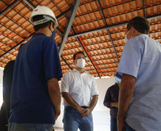 O governador Carlos Massa Ratinho Junior vistoria as obras do Condomínio do Idoso de Foz do Iguaçu. 