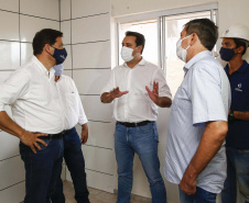 O governador Carlos Massa Ratinho Junior vistoria as obras do Condomínio do Idoso de Foz do Iguaçu. 