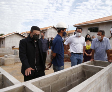 O governador Carlos Massa Ratinho Junior vistoria as obras do Condomínio do Idoso de Foz do Iguaçu. 