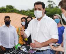 O governador Carlos Massa Ratinho Junior vistoria as obras do Condomínio do Idoso de Foz do Iguaçu. 