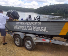 O Instituto Água e Terra (IAT) finaliza os trâmites legais para a doação de um barco e um motor de popa ao 3º Pelotão da 4ª Companhia do Batalhão de Polícia Ambiental ? Força Verde (BPAmb).   -  Foto: Divulgação SEDEST/IAT