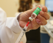 Em um mês de vacinação contra a Covid-19, o Paraná somou nesta quinta-feira (18) 308.972 mil doses aplicadas, sendo 271.275 da primeira dose e 37.697 da segunda dose. Até o final desta manhã, 271.275 paranaenses haviam sido vacinados. Foto: Geraldo Bubniak/AEN