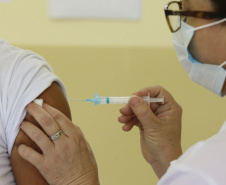 Em um mês de vacinação contra a Covid-19, o Paraná somou nesta quinta-feira (18) 308.972 mil doses aplicadas, sendo 271.275 da primeira dose e 37.697 da segunda dose. Até o final desta manhã, 271.275 paranaenses haviam sido vacinados. Foto: Geraldo Bubniak?AEN