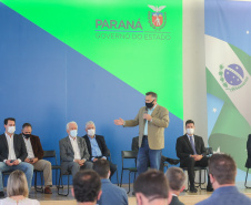 O governador Carlos Massa Ratinho Junior entrega   nesta terca-feira (23),  Vans para 45 municípios  no Programa de Qualificação da Atenção Primária emSaúde acompanhado do  vice-governador Darci Piana, do secretarrio de Estado da Saude, Beto Preto, do Secretaria de Estado da Administração e Previdência, Marcel Micheletto   e do chefe da Casa Civil, Guto Silva.  Curitiba, 23/02/2021. Foto: Geraldo Bubniak/AEN