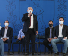 O governador Carlos Massa Ratinho Junior entrega   nesta terca-feira (23),  Vans para 45 municípios  no Programa de Qualificação da Atenção Primária emSaúde acompanhado do  vice-governador Darci Piana, do secretarrio de Estado da Saude, Beto Preto, do Secretaria de Estado da Administração e Previdência, Marcel Micheletto   e do chefe da Casa Civil, Guto Silva.  Curitiba, 23/02/2021. Foto: Geraldo Bubniak/AEN