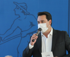 O governador Carlos Massa Ratinho Junior entrega   nesta terca-feira (23),  Vans para 45 municípios  no Programa de Qualificação da Atenção Primária emSaúde acompanhado do  vice-governador Darci Piana, do secretarrio de Estado da Saude, Beto Preto, do Secretaria de Estado da Administração e Previdência, Marcel Micheletto   e do chefe da Casa Civil, Guto Silva.  Curitiba, 23/02/2021. Foto: Geraldo Bubniak/AEN