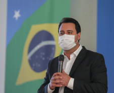 O governador Carlos Massa Ratinho Junior entrega   nesta terca-feira (23),  Vans para 45 municípios  no Programa de Qualificação da Atenção Primária emSaúde acompanhado do  vice-governador Darci Piana, do secretarrio de Estado da Saude, Beto Preto, do Secretaria de Estado da Administração e Previdência, Marcel Micheletto   e do chefe da Casa Civil, Guto Silva.  Curitiba, 23/02/2021. Foto: Geraldo Bubniak/AEN