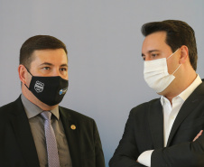 O governador Carlos Massa Ratinho Junior entrega   nesta terca-feira (23),  Vans para 45 municípios  no Programa de Qualificação da Atenção Primária emSaúde acompanhado do  vice-governador Darci Piana, do secretarrio de Estado da Saude, Beto Preto, do Secretaria de Estado da Administração e Previdência, Marcel Micheletto   e do chefe da Casa Civil, Guto Silva.  Curitiba, 23/02/2021. Foto: Geraldo Bubniak/AEN
