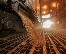 O movimento de caminhões que descarregam o produto nos terminais paranaenses se intensifica e deve chegar aos 2 mil veículos por dia, a partir da primeira semana de março. A expectativa é receber cerca de 2 milhões de toneladas no mês.  -  paranaguá, 23/02/2021  -  Foto: Claudio Neves/Portos do Paraná