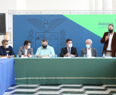 Encontro promovido pelo Governo do Estado contou com a participação dos deputados estaduais que representam a região. Reunião também abordou a retomada da economia e a contenção do novo coronavírus.