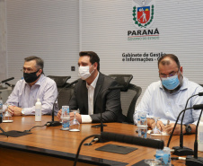 O governador Carlos Massa Ratinho Junior participa   nesta quarta-feira (24), da reuniao do Conselho de Secretarias Municipais de Saúde do Paraná (Cosems-PR ) acompanhado com o Secretario de Estado da Saude, Beto Preto e do Secretario de Estado da Comunicação e da Cultura,   João Evaristo Debiasi  Curitiba, 24/02/2021. Foto: Geraldo Bubniak/AEN