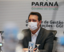 O governador Carlos Massa Ratinho Junior participa   nesta quarta-feira (24), da reuniao do Conselho de Secretarias Municipais de Saúde do Paraná (Cosems-PR ) acompanhado com o Secretario de Estado da Saude, Beto Preto e do Secretario de Estado da Comunicação e da Cultura,   João Evaristo Debiasi  Curitiba, 24/02/2021. Foto: Geraldo Bubniak/AEN