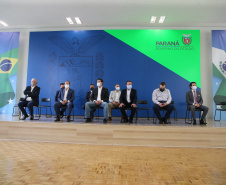 O governador Carlos Massa Ratinho Junior entrega   nesta quarta-feira (24),  29 Caminhões Pipa, Compactadores de Lixo e ColetaSeletiva,  acompanhado  do Secretário do Desenvolvimento Sustentável e do Turismo,  Marcio Nunes do Secretaria de Estado da Administração e Previdência, Marcel Micheletto   e do chefe da Casa Civil, Guto Silva.  Curitiba, 24/02/2021. Foto: Geraldo Bubniak/AEN