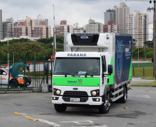 As doses chegaram no aeroporto de São José dos Pinhais na manhã desta quarta-feira e já foram encaminhadas para o Cemepar para o registro, armazenamento em câmara fria com temperatura entre 2 e 8 graus e organização para distribuição entre as Regionais de Saúde do Estado.  Foto: Antonio Americo/SESA