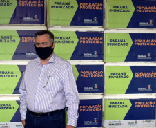 As doses chegaram no aeroporto de São José dos Pinhais na manhã desta quarta-feira e já foram encaminhadas para o Cemepar para o registro, armazenamento em câmara fria com temperatura entre 2 e 8 graus e organização para distribuição entre as Regionais de Saúde do Estado.  Foto: Antonio Americo/SESA