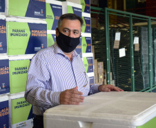 As doses chegaram no aeroporto de São José dos Pinhais na manhã desta quarta-feira e já foram encaminhadas para o Cemepar para o registro, armazenamento em câmara fria com temperatura entre 2 e 8 graus e organização para distribuição entre as Regionais de Saúde do Estado.  Foto: Antonio Americo/SESA