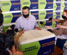 As doses chegaram no aeroporto de São José dos Pinhais na manhã desta quarta-feira e já foram encaminhadas para o Cemepar para o registro, armazenamento em câmara fria com temperatura entre 2 e 8 graus e organização para distribuição entre as Regionais de Saúde do Estado.  Foto: Antonio Americo/SESA