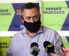 As doses chegaram no aeroporto de São José dos Pinhais na manhã desta quarta-feira e já foram encaminhadas para o Cemepar para o registro, armazenamento em câmara fria com temperatura entre 2 e 8 graus e organização para distribuição entre as Regionais de Saúde do Estado.  Foto: Antonio Americo/SESA