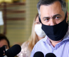 As doses chegaram no aeroporto de São José dos Pinhais na manhã desta quarta-feira e já foram encaminhadas para o Cemepar para o registro, armazenamento em câmara fria com temperatura entre 2 e 8 graus e organização para distribuição entre as Regionais de Saúde do Estado.  Foto: Antonio Americo/SESA