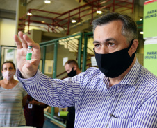 As doses chegaram no aeroporto de São José dos Pinhais na manhã desta quarta-feira e já foram encaminhadas para o Cemepar para o registro, armazenamento em câmara fria com temperatura entre 2 e 8 graus e organização para distribuição entre as Regionais de Saúde do Estado.  Foto: Antonio Americo/SESA